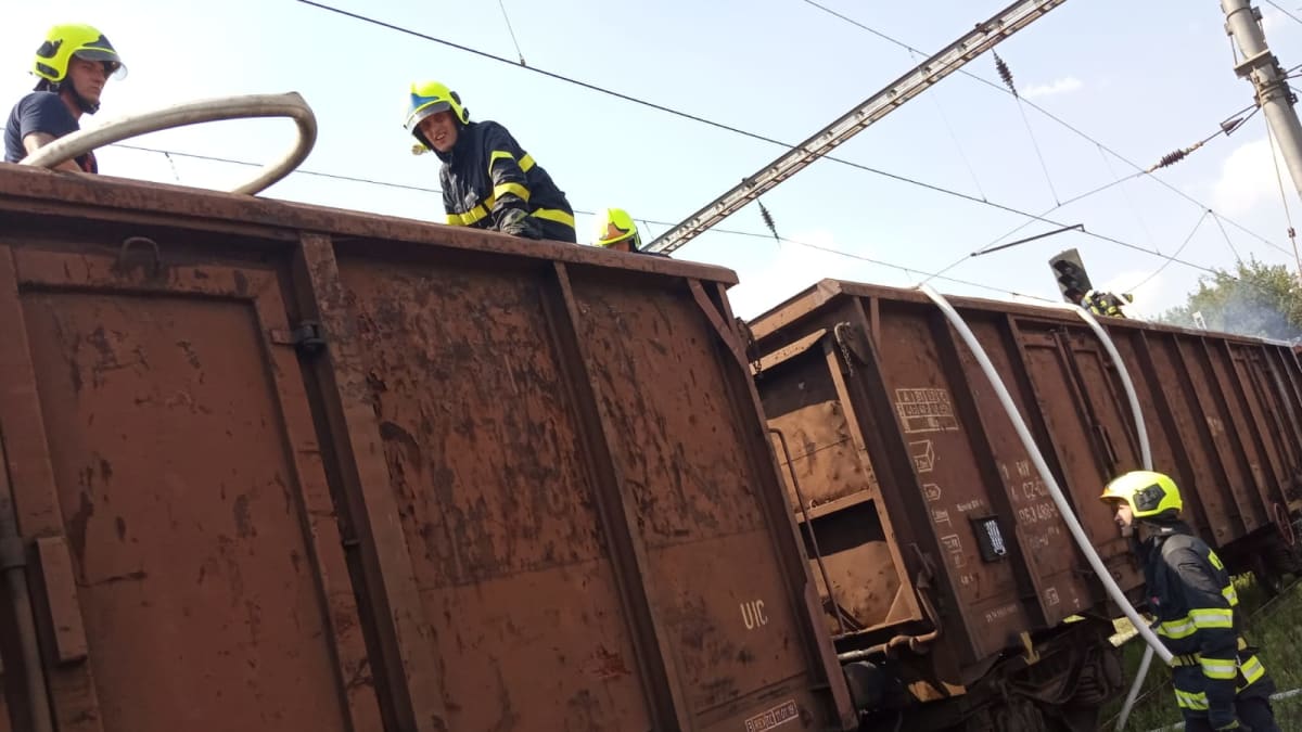  Deset hasičských jednotek likviduje požár čtyř vagónů se dřevem na nádraží v Hněvicích na Litoměřicku. Foto: HZS Ústeckého kraje/Twitter