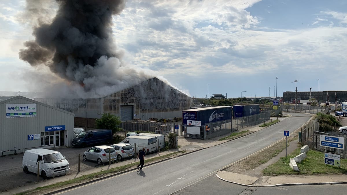 Ve městě Newhaven hoří průmyslová budova.