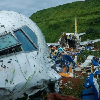 Letoun Boeing 737 sjel z přistávací dráhy a v rokli se rozlomil na dvě části.