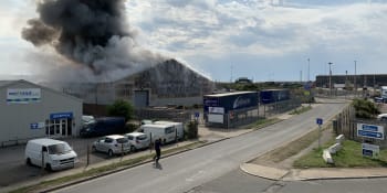 Na jihu Anglie hoří průmyslová budova. Došlo k explozi, prší tu popel, tvrdí svědci