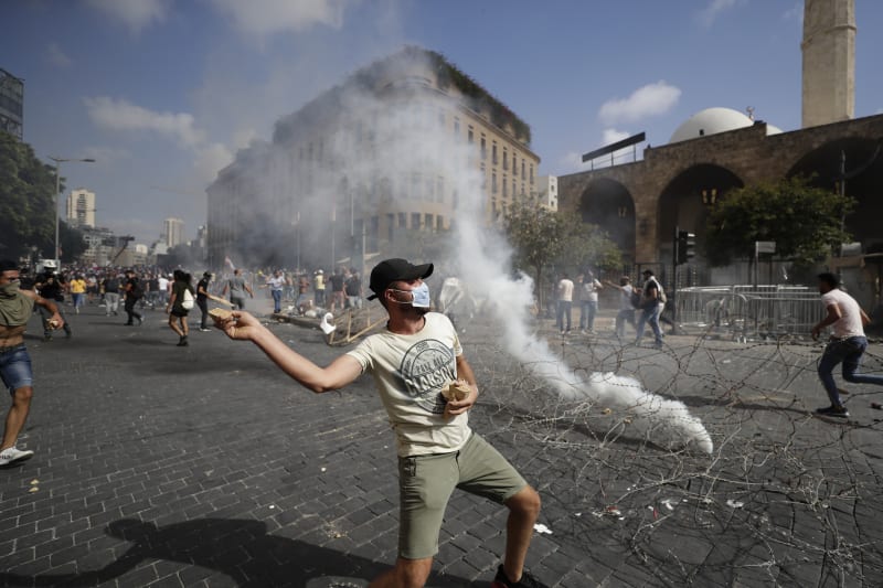 Masová demonstrace v Libanonu. Policisté proti protestujícím použili slzný plyn