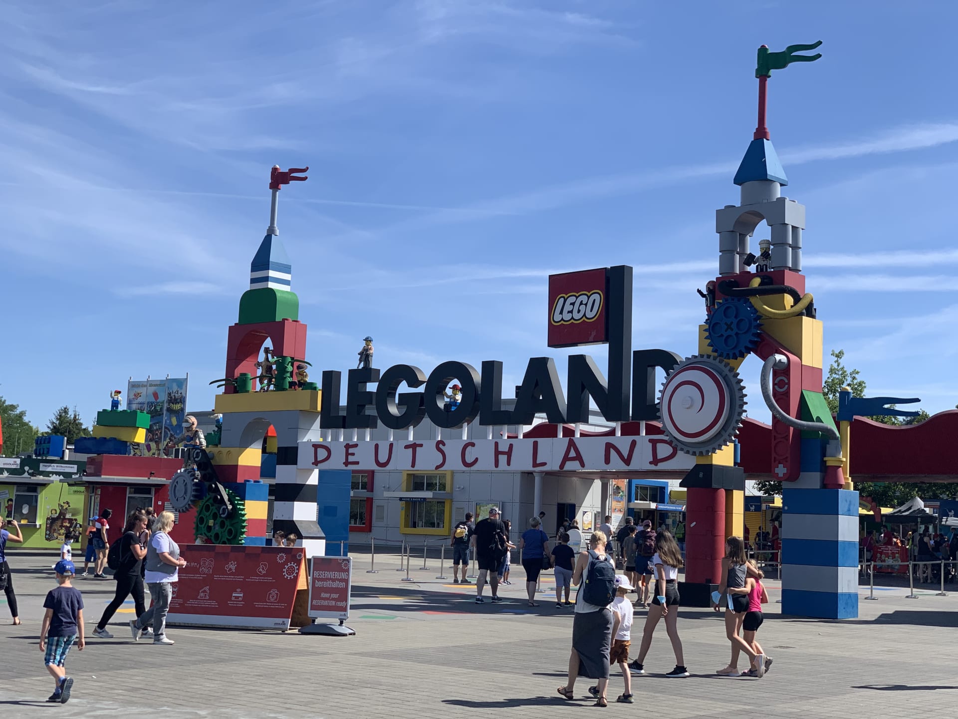 Brány Legolandu jsou otevřeny denně od 10 do 18 hodin.