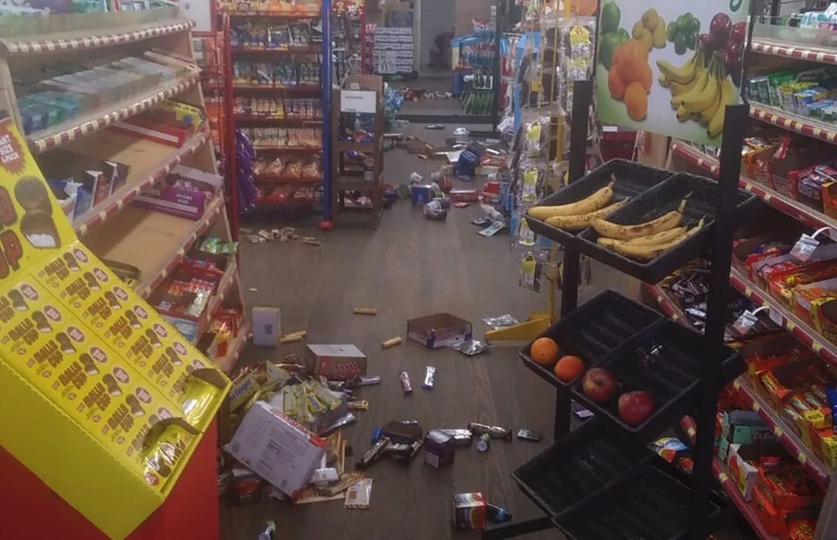 Pohled do obchodu ve městě Sparta v Severní Karolíně v USA. Oblast zasáhlo zemětřesení, při kterém se věci vysypaly z regálů na podlahu.