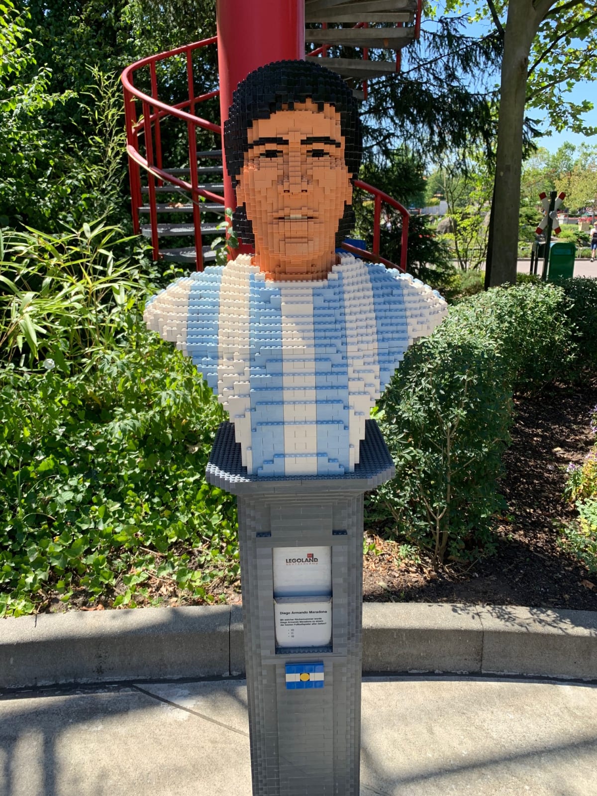 Legolegenda. Diego Armando Maradona z kostiček Lega.