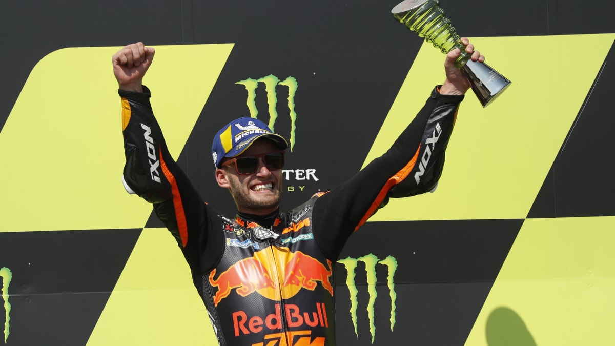 Jihoafričan Brad Binder se raduje ze svého premiérového vítězství v třídě MotoGP mistrovství světa silničních motocyklů, kterého dosáhl při Velké ceně České republiky v Brně.