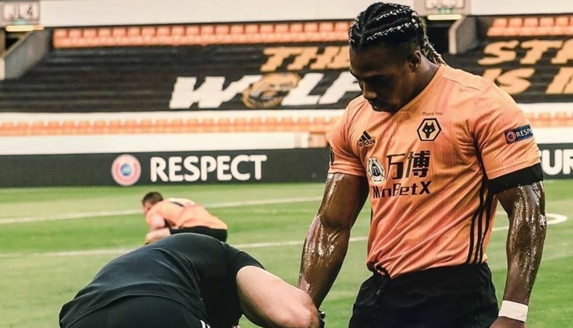 Fotbalový svalnatec Adama Traoré používá dětský olejíček, aby soupeřům ztížil bránění.