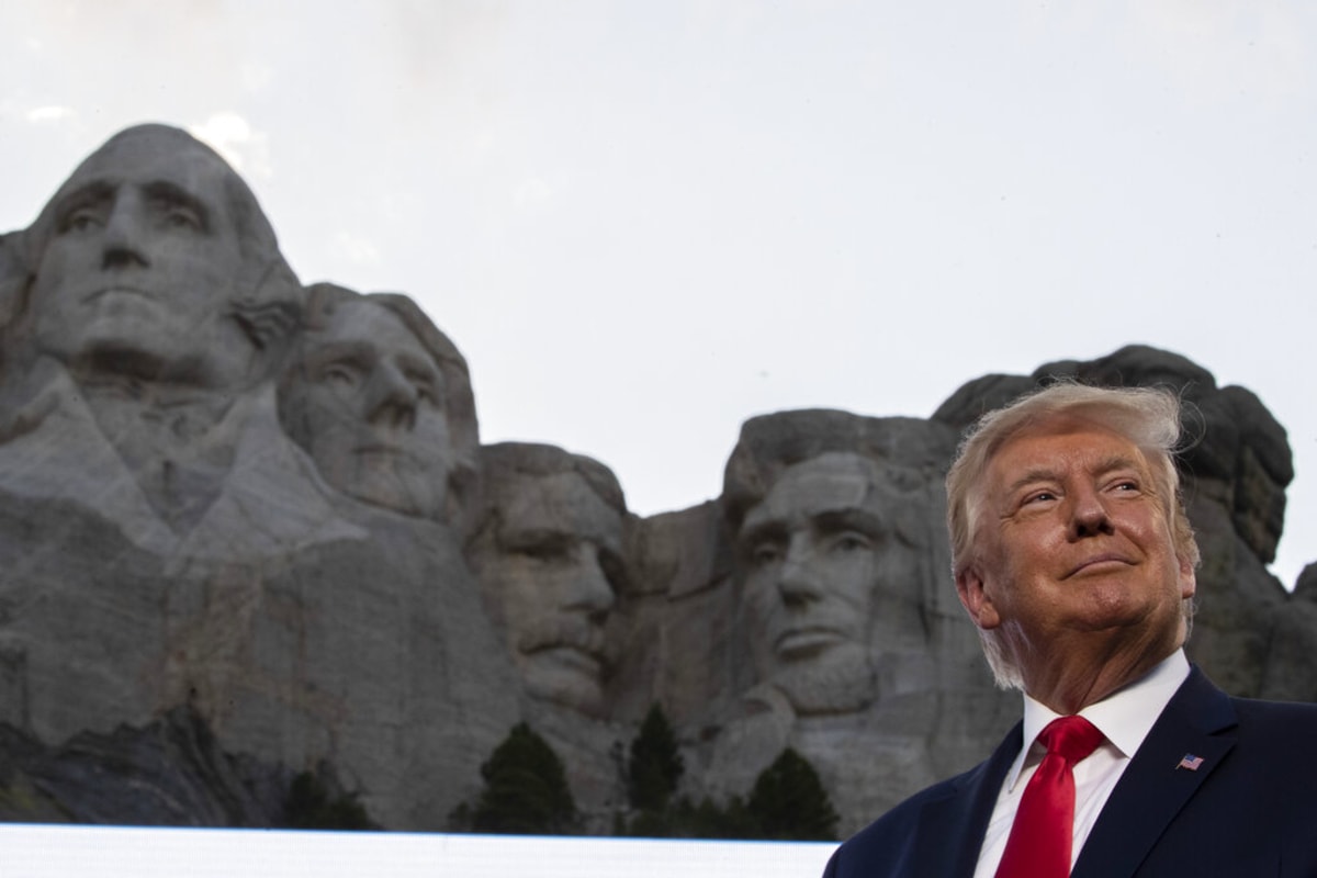 Donald Trump před národním památníkem Mount Rushmore