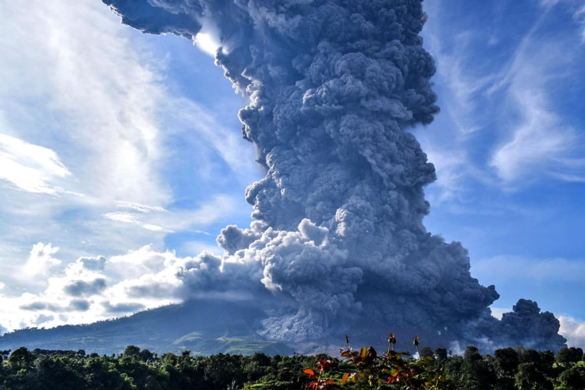 Po erupci sopky Mount Sinabung sahá dým až do výše pěti kilometrů. 