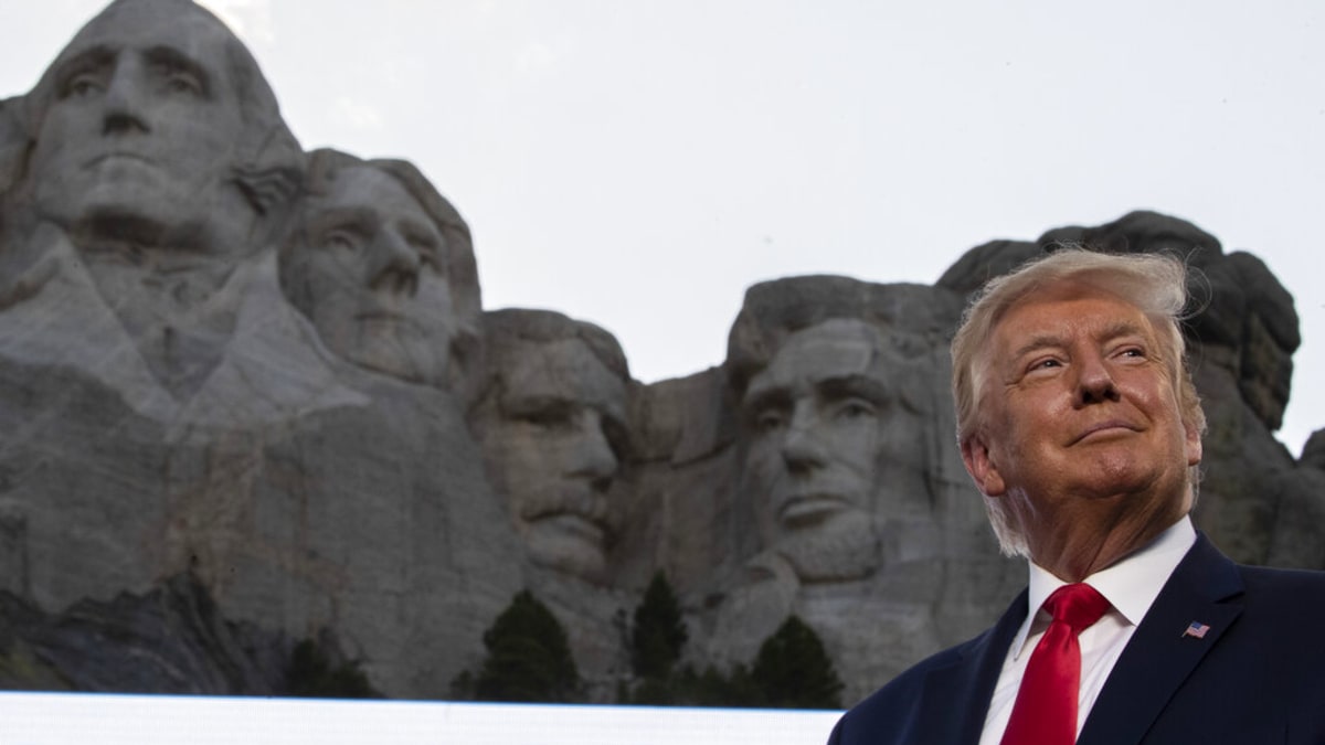 Donald Trump před národním památníkem Mount Rushmore