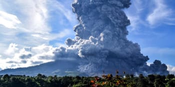 V Indonésii vybuchla sopka. Dým z popela sahá až do výše pěti kilometrů