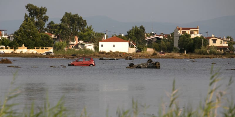 Vodou stržená auta v obci Bourtzi na ostově Evia