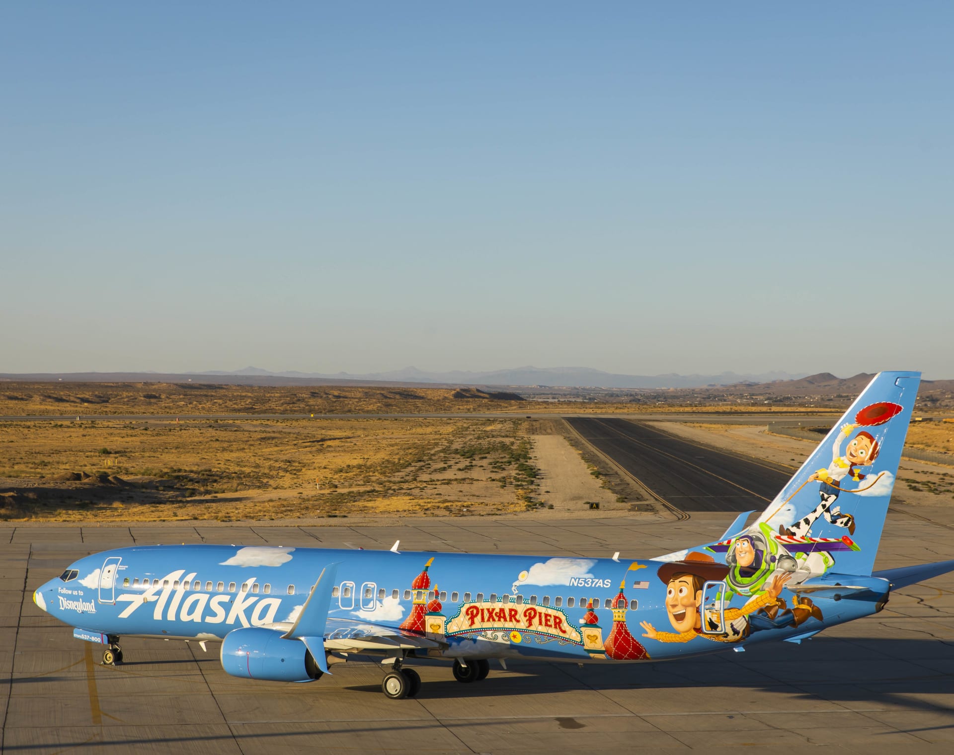 Při této malbě Boeingu společnosti Alaska airlines bylo použito 44 základních barev, 40 variant stínování a práce zabrala 2 800 hodin.