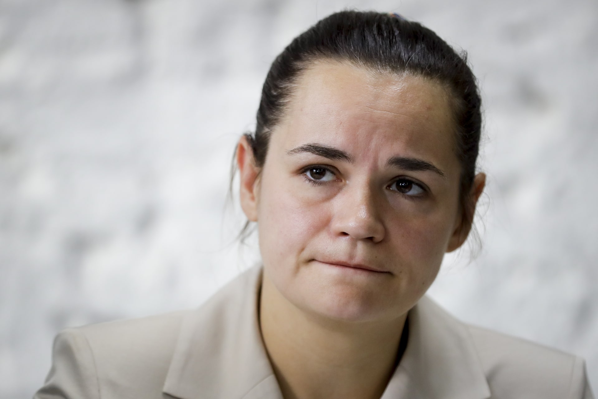Svjatlana Cichanouská odjela ze země. Údajně měla být sedm hodin zadržována.