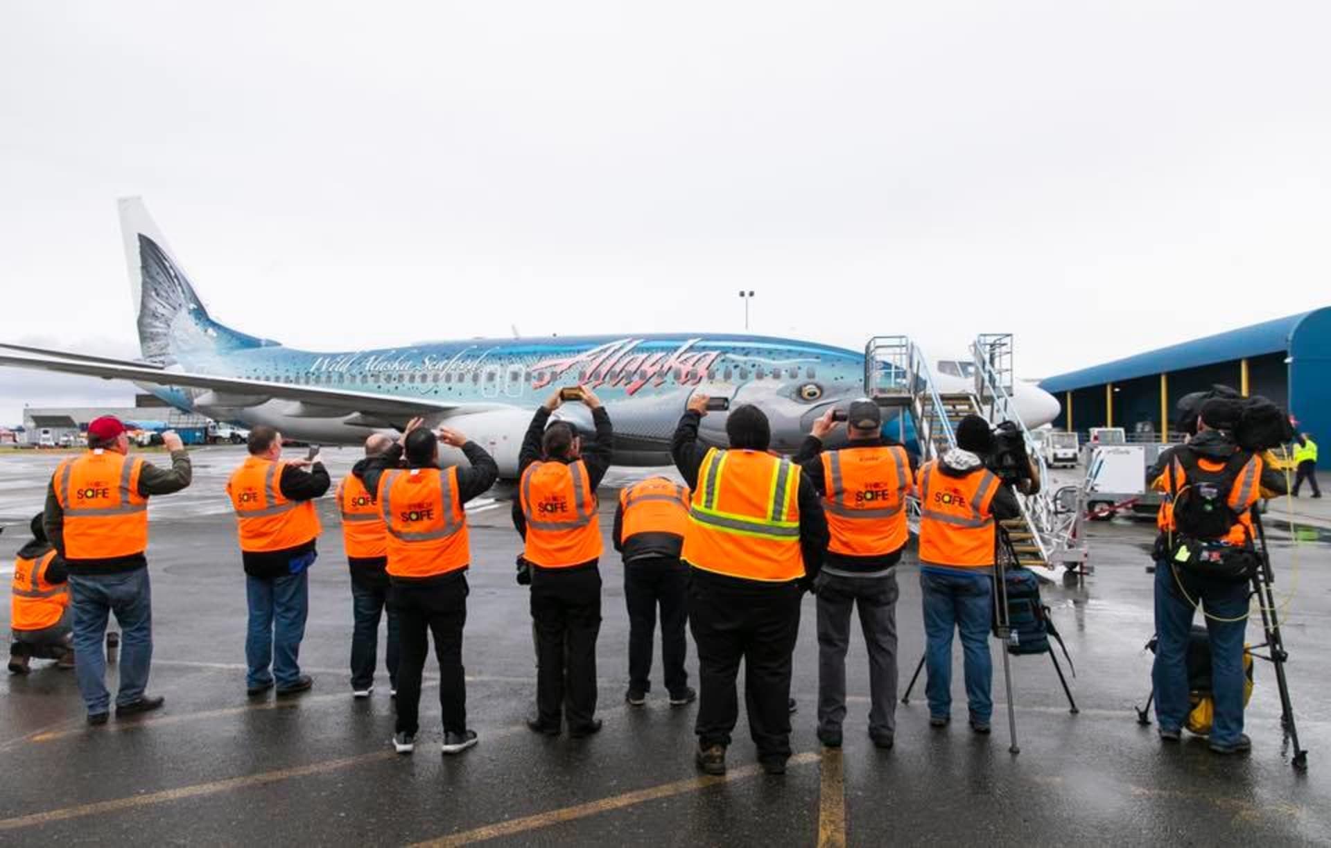 I když má Alaska Airlines sídlo ve Washingtonu, pořád má v názvu americký stát Aljaška. Nesměl tedy chybět letoun s obří malbou lososa.