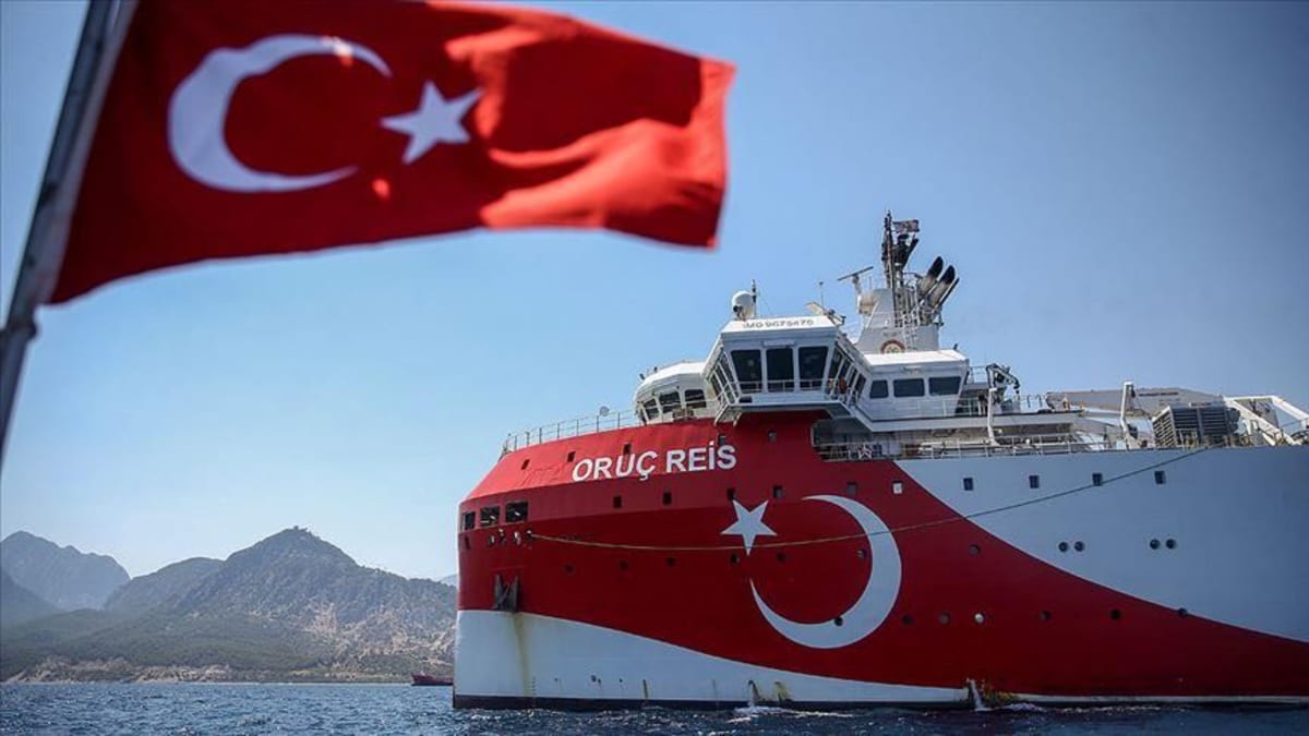 Těžební loď Oruç Reis měla začít s ropnými vrty 10. srpna. 