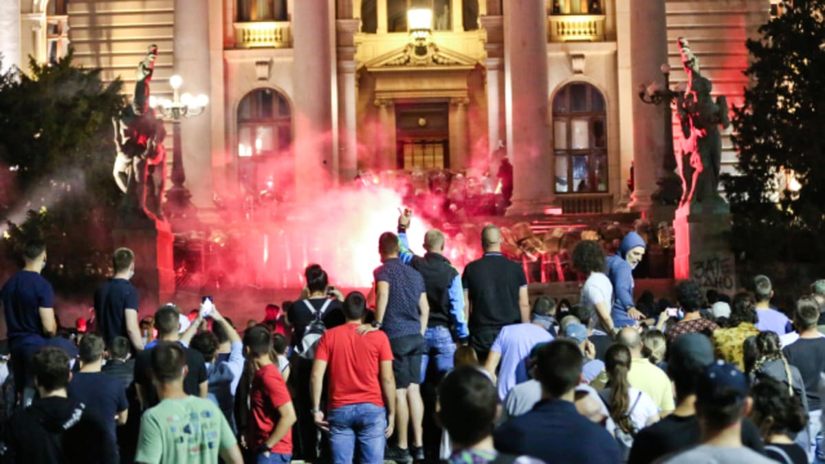 Demonstrace v srbském Bělehradě v polovině července byly násilné. 