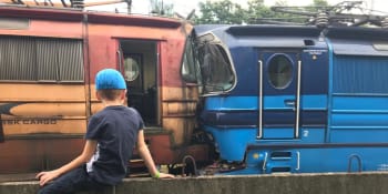 V Jihlavě se srazil vlak s lokomotivou, oba stroje vykolejily. Škody jdou do milionů