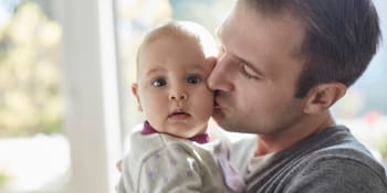 Dobrá zpráva pro rodiče: Otcovská se protáhne. Zmírní se nároky na ošetřovatelské volno