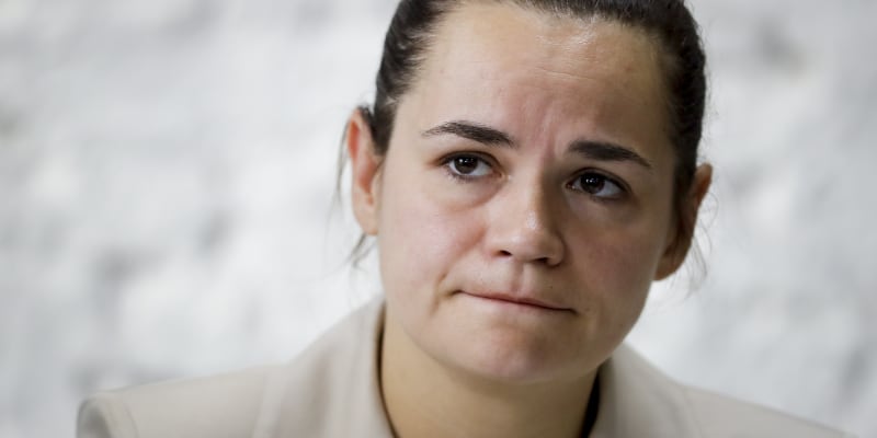 Svjatlana Cichanouská odjela ze země. Údajně měla být sedm hodin zadržována.