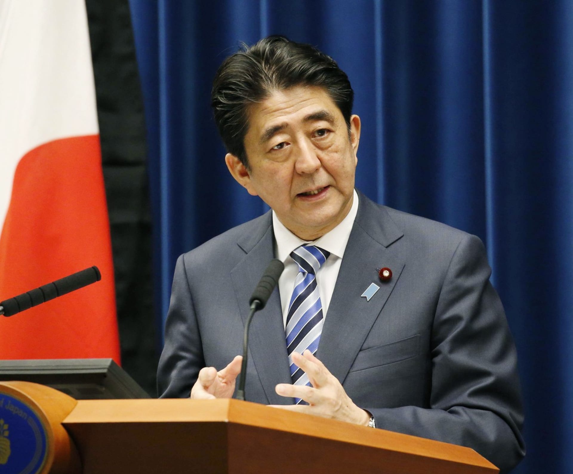 Japonský premiér Šinzó Abe se dostal pod palbu kritiky.