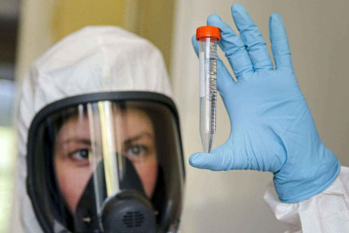 Jsme blízko vakcíně proti koronaviru? Společnosti Pfizer a BioNTech oznámily nadějné výsledky třetí fáze testování.