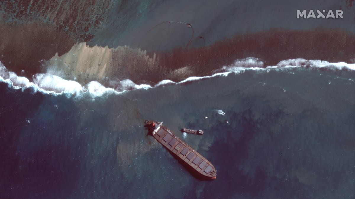 Z havarovaného japonského plavidla uniklo do moře u Mauricia okolo 1000 tun ropy