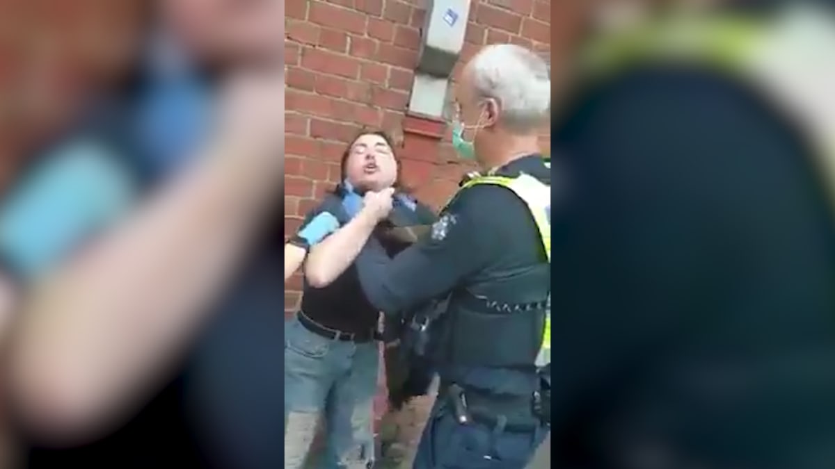 Australský policista škrtil ženu.