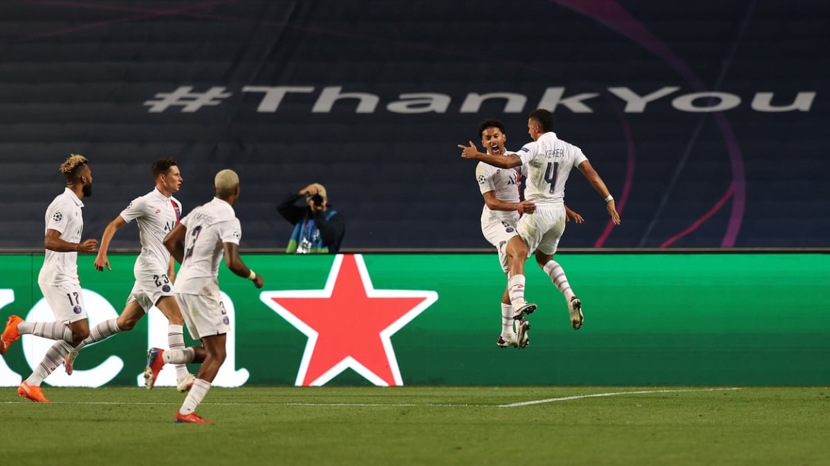 Hráči PSG oslavují postup do semifinále Ligy mistrů