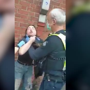 Australský policista škrtil ženu.