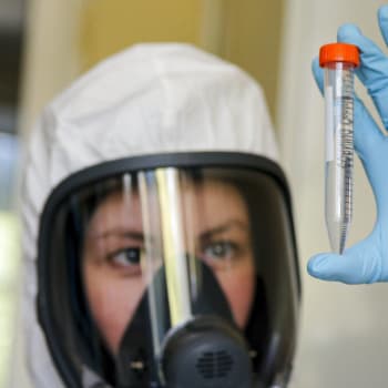 Zaměstnanec moskevského institutu ukazuje novou vakcínu proti COVID-19