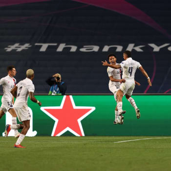 Hráči PSG oslavují postup do semifinále Ligy mistrů