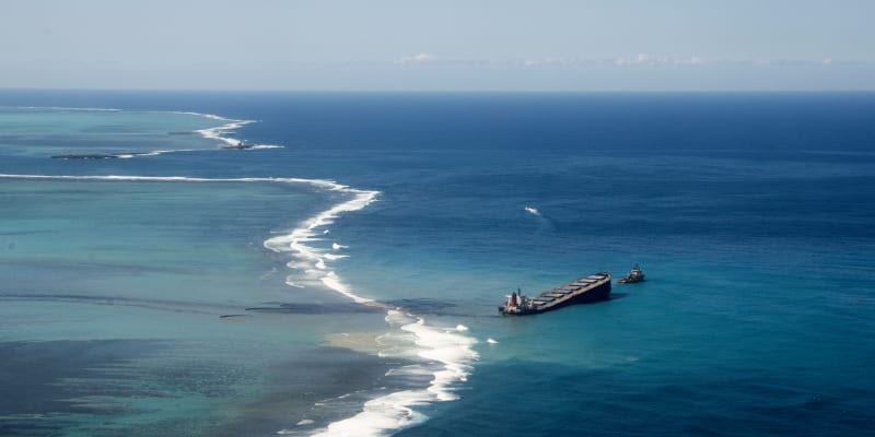 Z havarovaného japonského plavidla uniklo do moře u Mauricia okolo 1000 tun ropy