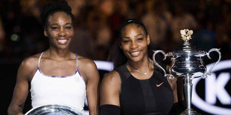 Fotografie sester Williamsových z Australian Open v roce 2017. Serena tam tehdy triumfovala v osmém týdnu těhotenství.