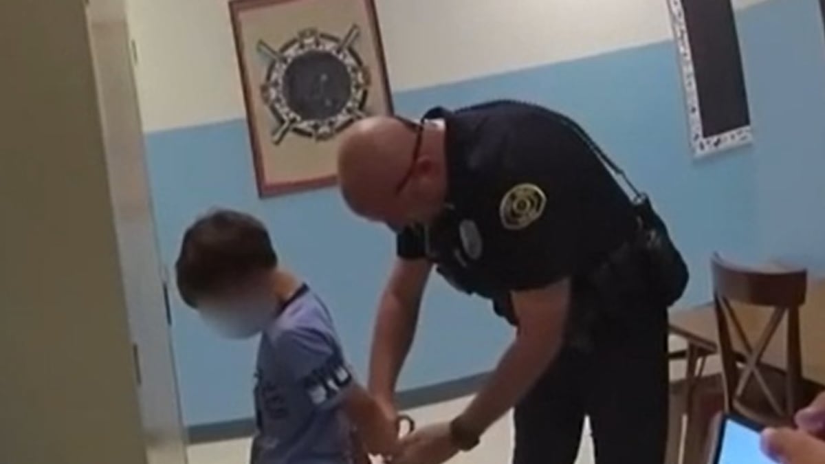 Americká policie zatkla ve škole teprve osmileté dítě. Prý uhodil učitelku 