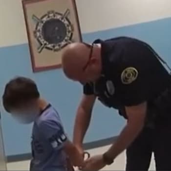 Americká policie zatkla ve škole teprve osmileté dítě. Prý uhodil učitelku 
