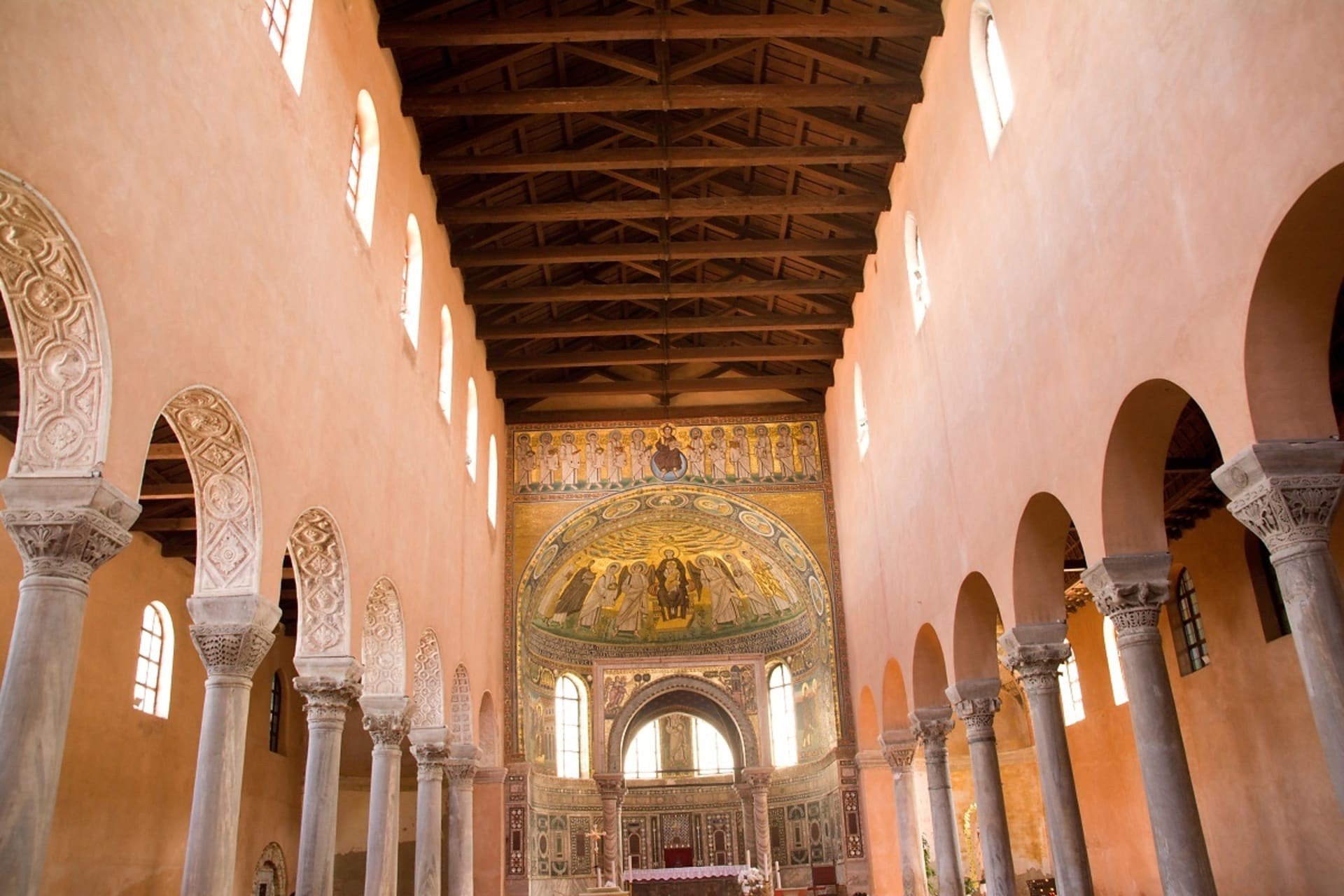 Interiér hlavních prostor baziliky