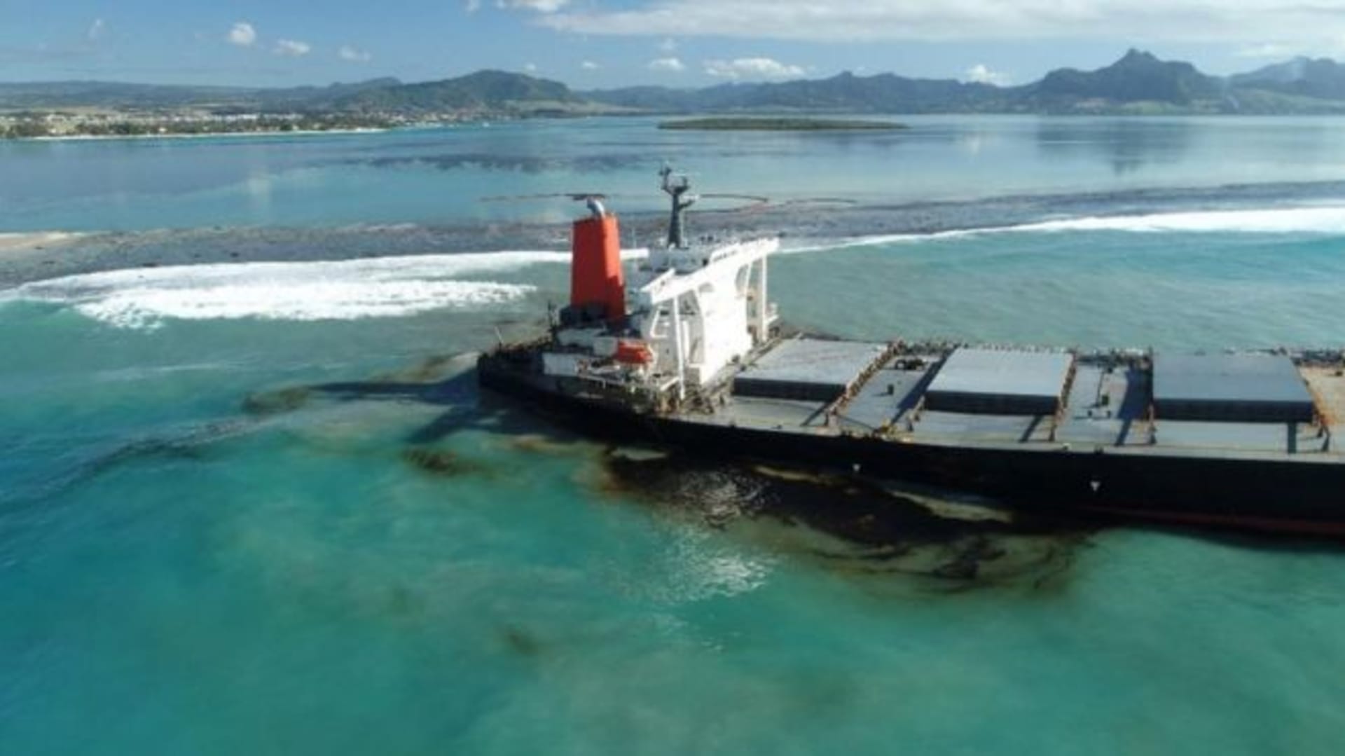 Ochránci kritizují vládu, že nezasáhla dříve. Před únikem ropy ležela loď v písku celé dva týdny. Stát ale nemá peníze na její vyproštění. Zdroj: Greenpeace