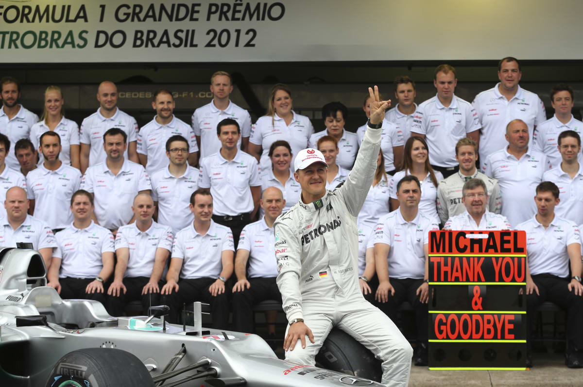 Michael Schumacher zdraví fanoušky a loučí se s nimi i s týmem stáje Mercedes po svém posledním závodě v seriálu mistrovství světa formule 1, který absolvoval v listopadu 2012 v Brazílii.
