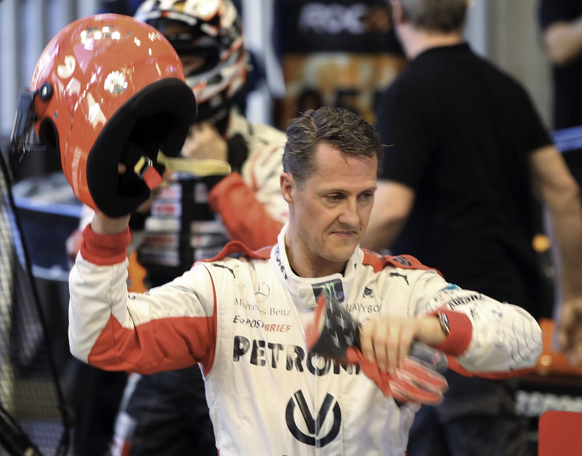 Definitivní konec závodění. Michael Schumacher v depu okruhu v thajském Bankgoku, kde se v prosinci 2012 zúčastnil charitativního Závodu šampionů.
