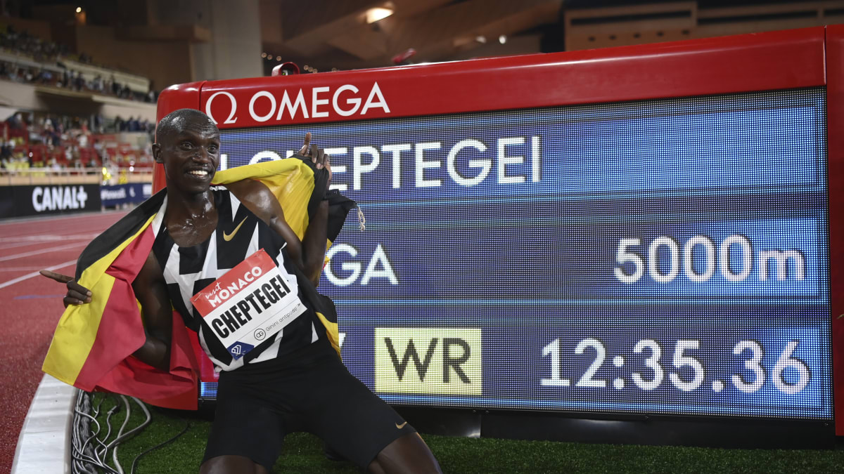 Padl světový rekord v běhu na 5000 metrů, zaběhl ho Uganďan Joshua Cheptegei. 