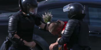 Demonstranti v Minsku požadují přepočítání hlasů. Lukašenko situaci zlehčuje