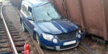 Vagony u Prahy ujely z vlečky, poničily auto na přejezdu i drážní domek. Dva zranění