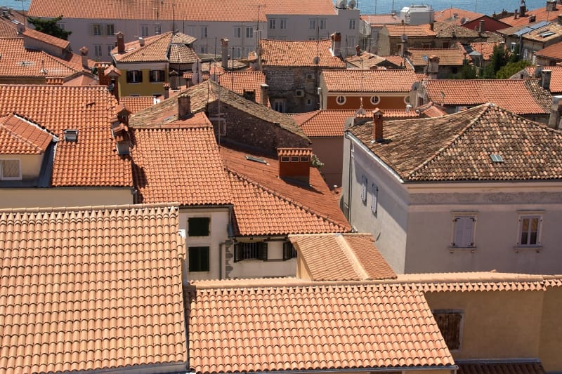 Pohled z věže na střechy starého města