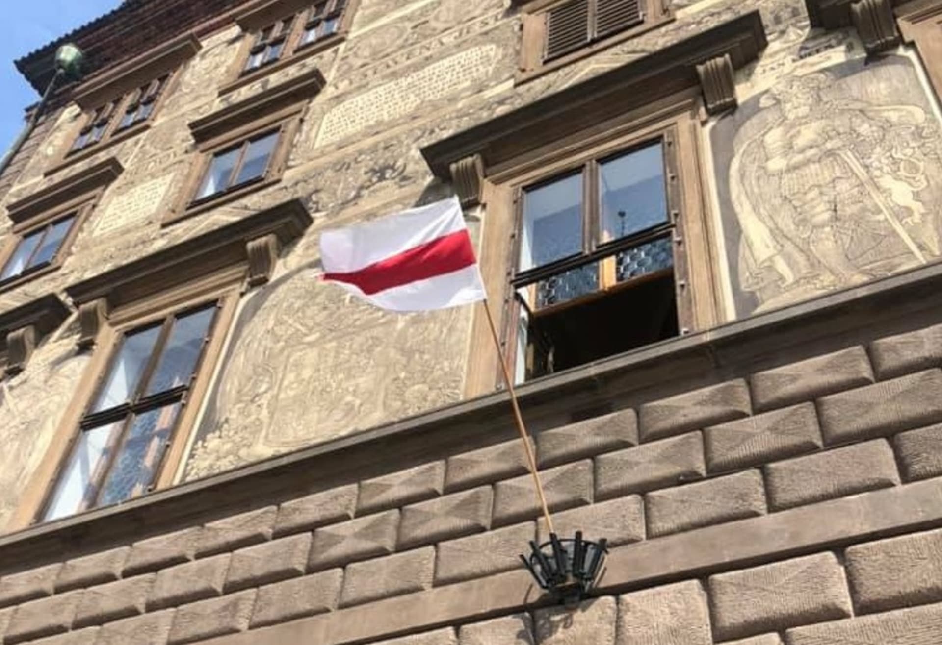 V Plzni v sobotu vyvěsili historickou vlajku Běloruska. Zůstane tam zhruba týden.