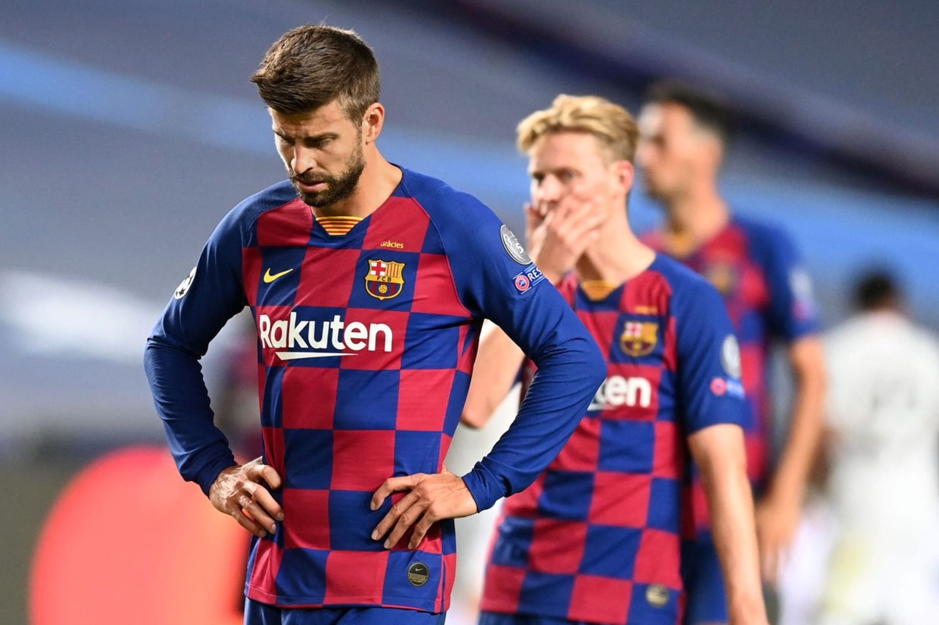 Barcelona si ze čtvrtfinále Ligy mistrů odnesla hrůzostrašný zážitek a prohru 2:8. Na fotce je vpředu zklamaný stoper Katalánců Gerard Piqué.