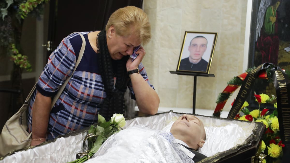 Matka Aljaksandra Tarajkouského se loučí se svým tragicky zesnulým synem
