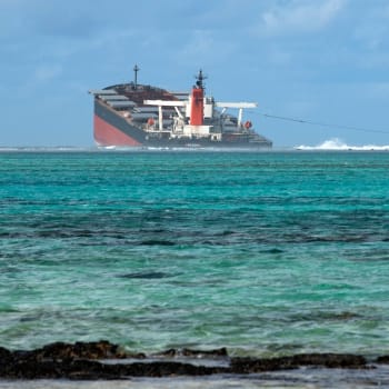 Loď, která uvízla na mělčině u Mauricia, se rozlomila vedví.
