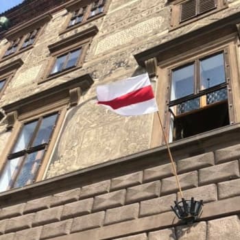 V Plzni v sobotu vyvěsili historickou vlajku Běloruska. Zůstane tam zhruba týden.