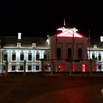 Prezidentský palác v Bratislavě nasvícený v barvách Běloruska