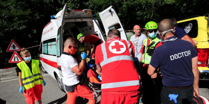 Cyklista Remco Evenepoel má po pádu z mostu během závodu Kolem Lombardie zlomenou pánev a pohmožděné plíce